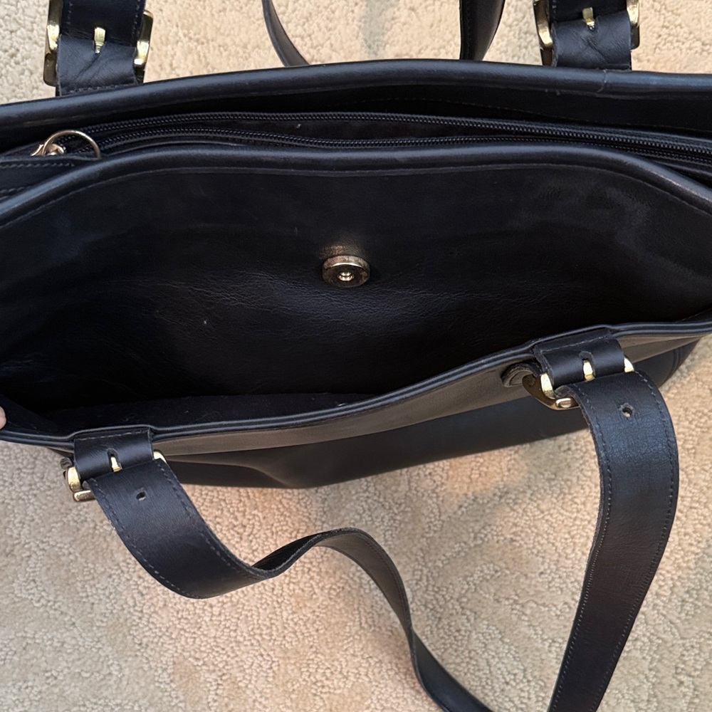 Vintage Coach Black Large Leather Shoulder Bag with Gold Accents, Made in USA - Picture 7 of 11